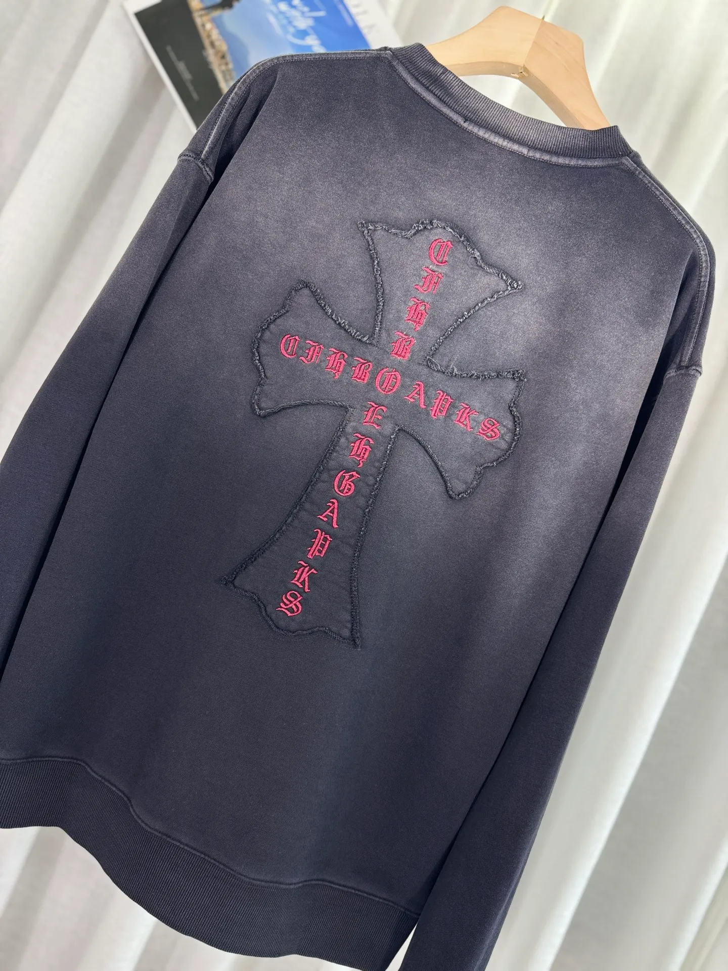 P280 top version, real shot without P, ​​different from market currency) 𝗖𝗵𝗿𝗼𝗺𝗲 𝗛𝗲𝗮𝗿𝘁𝘀/Cro Heart 2025 washed patch embroidery autumn and winter new original single counter American laser burnt 3D three-dimensional color embroidery couple casual sweatshirt 👑The highest version! Customized fabric 420g tripe terry fabric! American acid-washed and distressed original fabric laser burnt ✟appliqué embroidery and exquisite embroidery of letters! The best-selling model in the counter, very comfortable to wear. Accessories: original molded and authenticated collar label➕100% silk wash label. Genuine purchase-grade original hangtag➕matching hanging rope➕3D hanging beads➕original packaging bag. Craftsmanship: The original version has consistent wiring! The highest version of the armhole matching technique! Color: Rose Black Size: S M L XL Style Number: 25-308